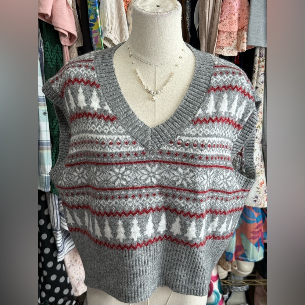 London Kaye Fair Isle Cropped Sweater Vest Holiday Christmas Tree Gray Red L